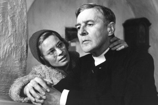 Talven valossa pastorin (Gunnar Björnstrand) usko järkkyy vaimon kuoleman jälkeen. KUVA: Yle Kuvapalvelu