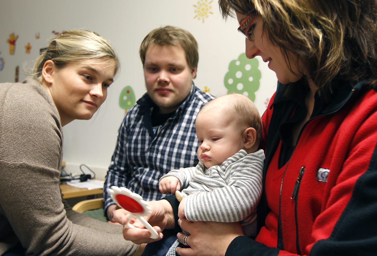 Kolmen kuukauden ikäinen Eemil Penttilä sai suojan viittä sairautta vastaan. Kaksi piikkiä ja yhden suun kautta annettavan rokotteen antoi terveydenhoitaja Carita Savikoski (oik.). Mukana neuvolareissulla olivat äiti Anneke Possehl ja Simo Penttilä.