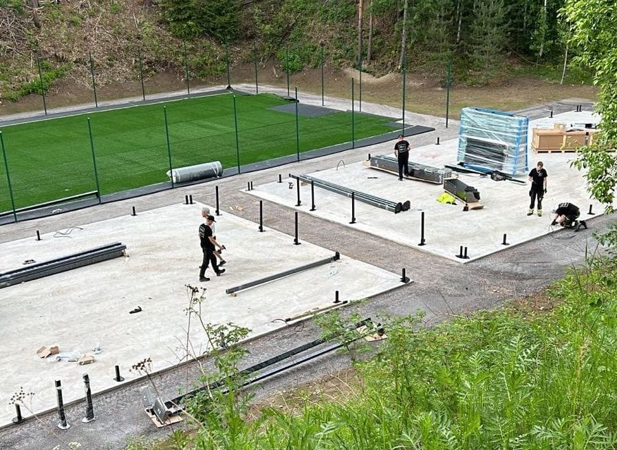 Padel- ja tenniskenttäalue valmistuu Alahärmässä. Kuva on viime viikon torstain tilanteesta.