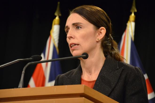 Uuden-Seelannin pääministeri Jacinda Ardernin mukaan muutoksia on pohdittu jo vuosikymmenten ajan. KUVA: BORIS JANCIC / EPA