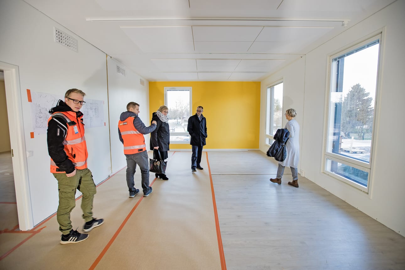 Lybeckerinpuiston päiväkodin harjannostajaisia vietettiin perjantaina. Suomen Hoivatilojen toimitusjohtaja Jussi Karjula (toinen oikealta) esitteli taloa vieraille.