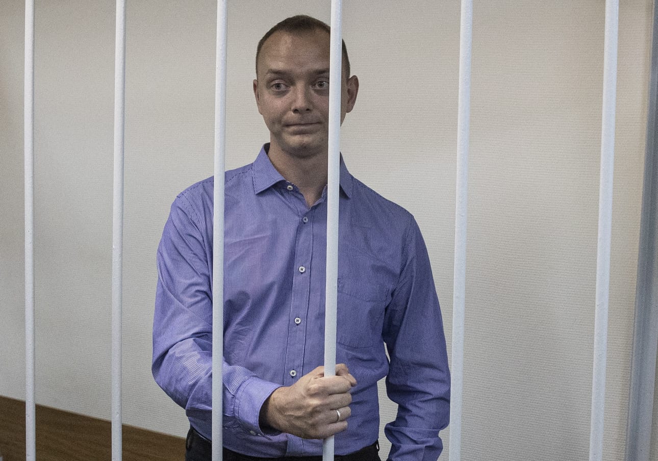 Venäjän avaruushallinnon Roskosmosin työntekijä Ivan Safronov seurasi aiemmin toimittajana sotilasasioita Kommersant- ja Vedomosti -lehdille. Safronov pidätettiin tiistaina valtionpetoksesta epäiltynä. Syytteitä pidetään tekaistuina.