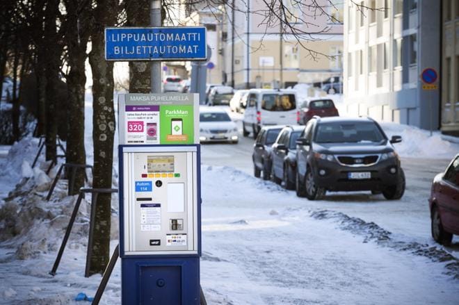 Jos ei ole pikkurahaa mukana, pysäköintimaksun voi maksaa myös matkapuhelimen mobiilisovelluksella. Arkistokuva.
