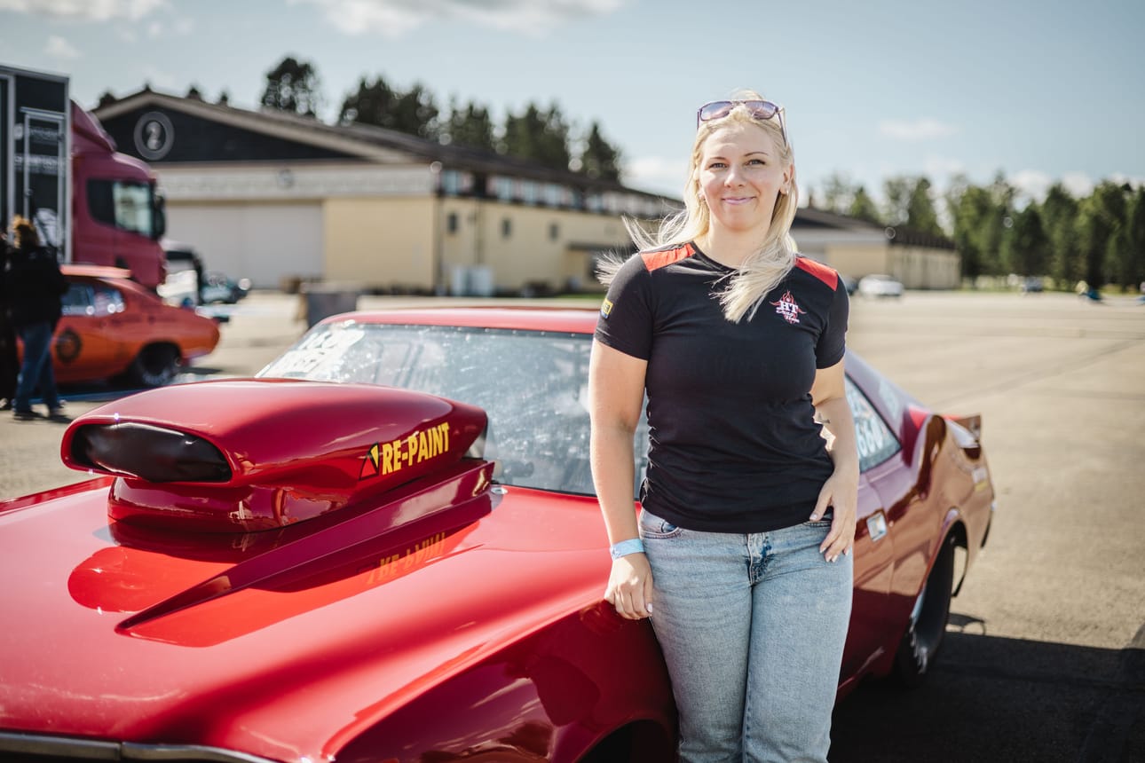 Emilia Tekoniemeä kiehtoo kiihdytysajossa erityisesti vauhti. Neljän vuoden takainen Suomen mestari toivoo vielä pääsevänsä uudestaan ulkomaille kisaamaan.