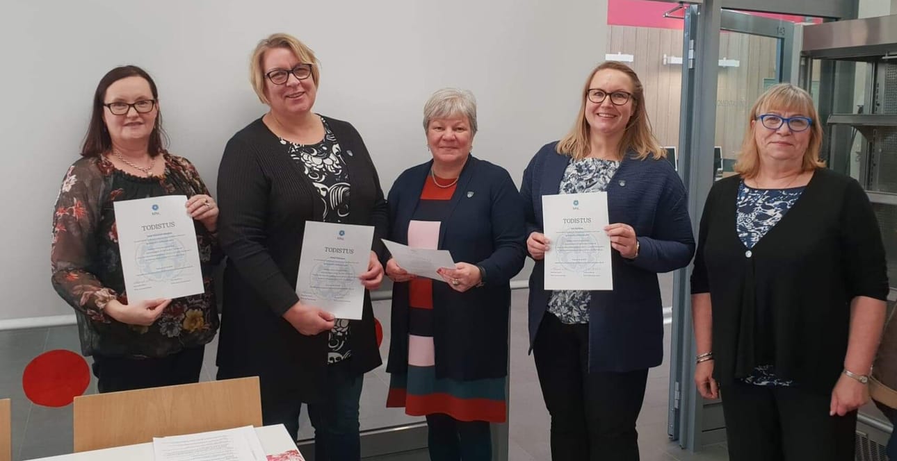 Kuusamolaisia palkittiin ahkerasta kouluttautumisesta piirin syyskokouksessa. Tarja Leinonen-Viinikka (vas.), Kaisu Palosaari, Riitta Wedman ja Anu Keränen, joka valittiin piirin uudeksi puheenjohtajaksi Hannele Salmen seuraajana.