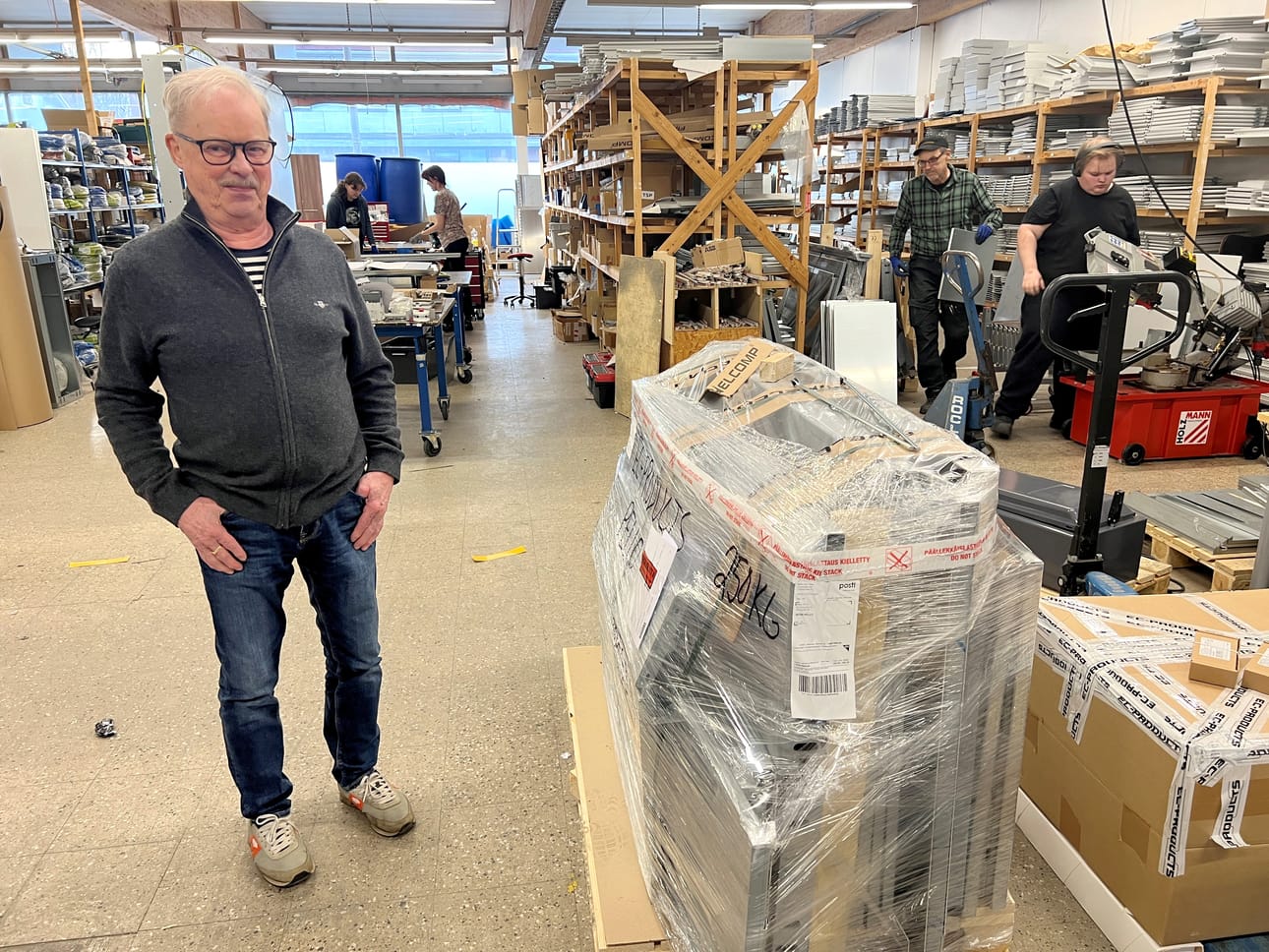 Siinä niitä taas olisi, sähkökaappien pohjia, elämäntyöstään palkittu EC-Products Oy:n Harri Timonen myhäilee. Taustalla työssään muun muassa Arto Petäjäniemi ja Santeri Kuusisto.