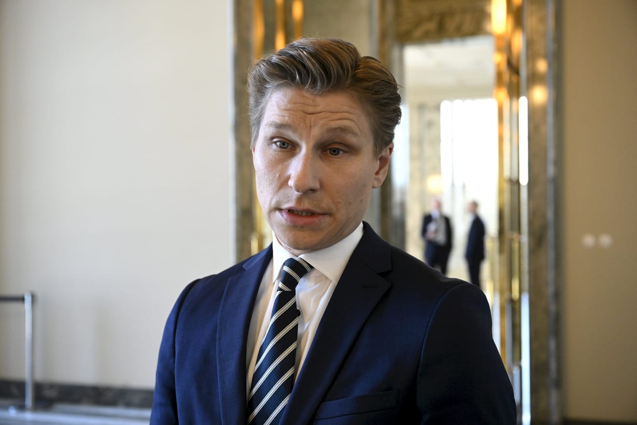 Puolustusministeri Antti Häkkäsen mukaan epäiltyyn alueloukkaukseen suhtaudutaan vakavasti. LEHTIKUVA / MARKKU ULANDER