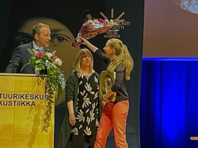 Johtaja Matti Muhos luovutti Kerttu Saalasti -palkinnon Ylivieskassa Myry ry:n puheenjohtajalle Liisa Hanénille.