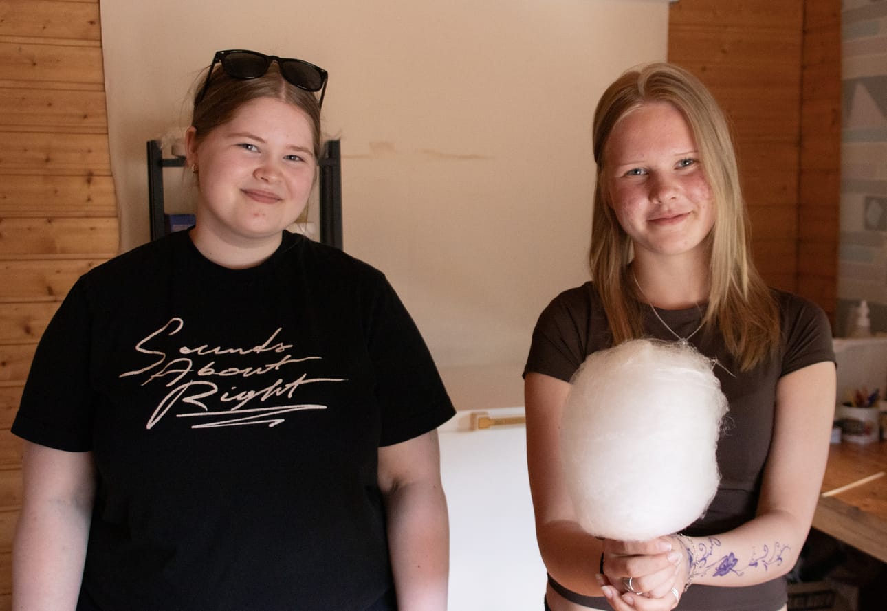 Keinonkankaan maauimalalla toimii tänä kesänä Venla Tauriaisen ja Sinna Spetsin 4H-yrityksen kesäkioski, jonka valikoimaan kuuluu muun muassa paikan päällä tehdyt hattarat.