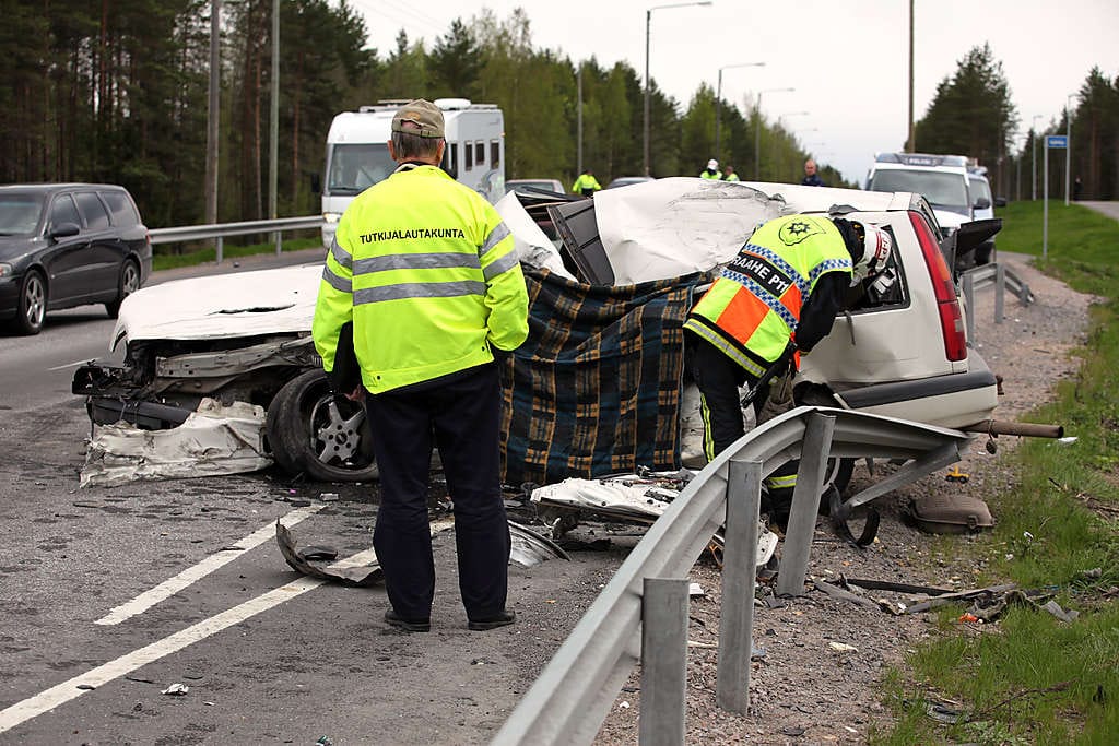 Vakavia nokkakolareita sattui tämän vuoden alkupuolella eri puolilla maata yhteensä 65. Kuva on Raahessa toukokuussa sattuneesta vakavasta rekan ja henkilöauton yhteentörmäyksestä.