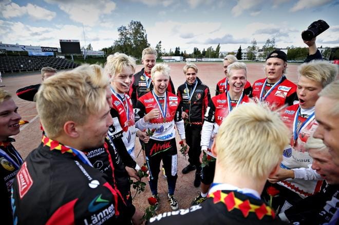 Seinäjoen Maila-Jussien B-pojat olivat yhtä hymyä voitetun suomenmestaruuden jälkeen. Joukkue voitti pudotuspeleissä kaikki kuudesta ottelustaan. KUVAT: TOMI KOSONEN