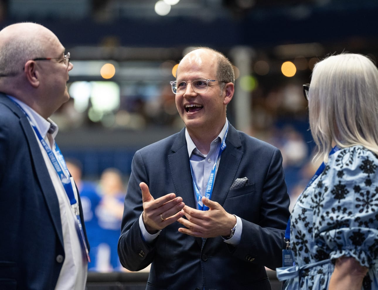 Fiban pääsihteeri Andreas Zagklis (keskellä) keskusteli tiistaina Espoossa Koripalloliiton puheenjohtajan Timo Elon ja liiton toimitusjohtajan Kati Packalenin kanssa. LEHTIKUVA / Jussi Eskola