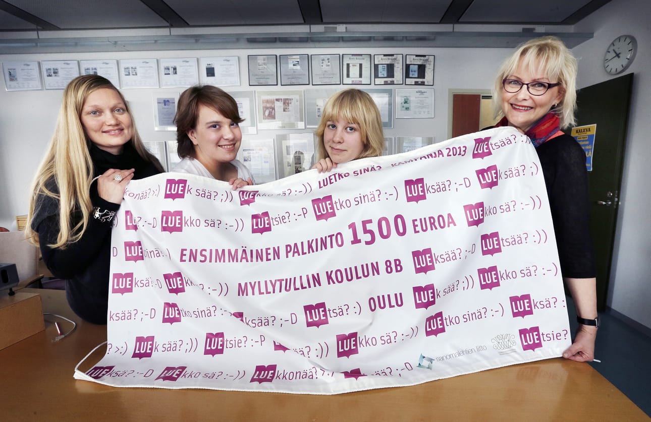 Riikka-Maria Saukkonen (vas.), Maria Beslic, Maija Turunen ja Irene Härkönen palkittiin keskiviikkona Kalevassa. Stipendi on tervetullut lisä luokkaretkirahastoon.