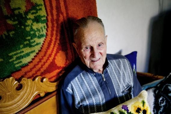 Aatos Kuusio on 99-vuotias kolmen sodan veteraani. Hänelle tärkeä harrastus on kanavatöiden teko. KUVAT: JAAKKO ELENIUS
