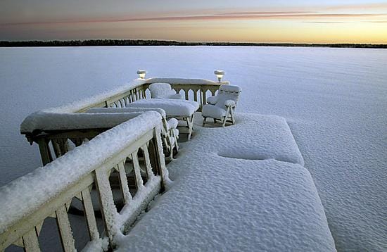Joulukuussa 2004 Hämeenjärvellä oli rauhallista. Järven mökkiläiset vastustavat alueelle suunniteltua Hiljaisuuden keskusta.