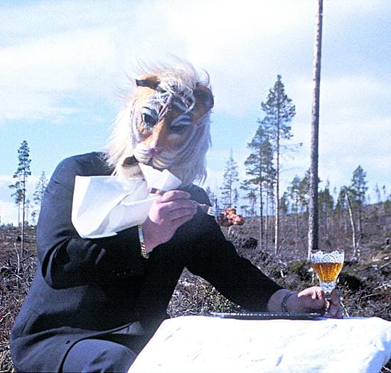 Asiallisesti pukeutunut leijona ei ole syönyt tunturinkuvetta tyhjäksi, mutta hänenkin ruokavalinnoillaan on ympäristövaikutuksensa.