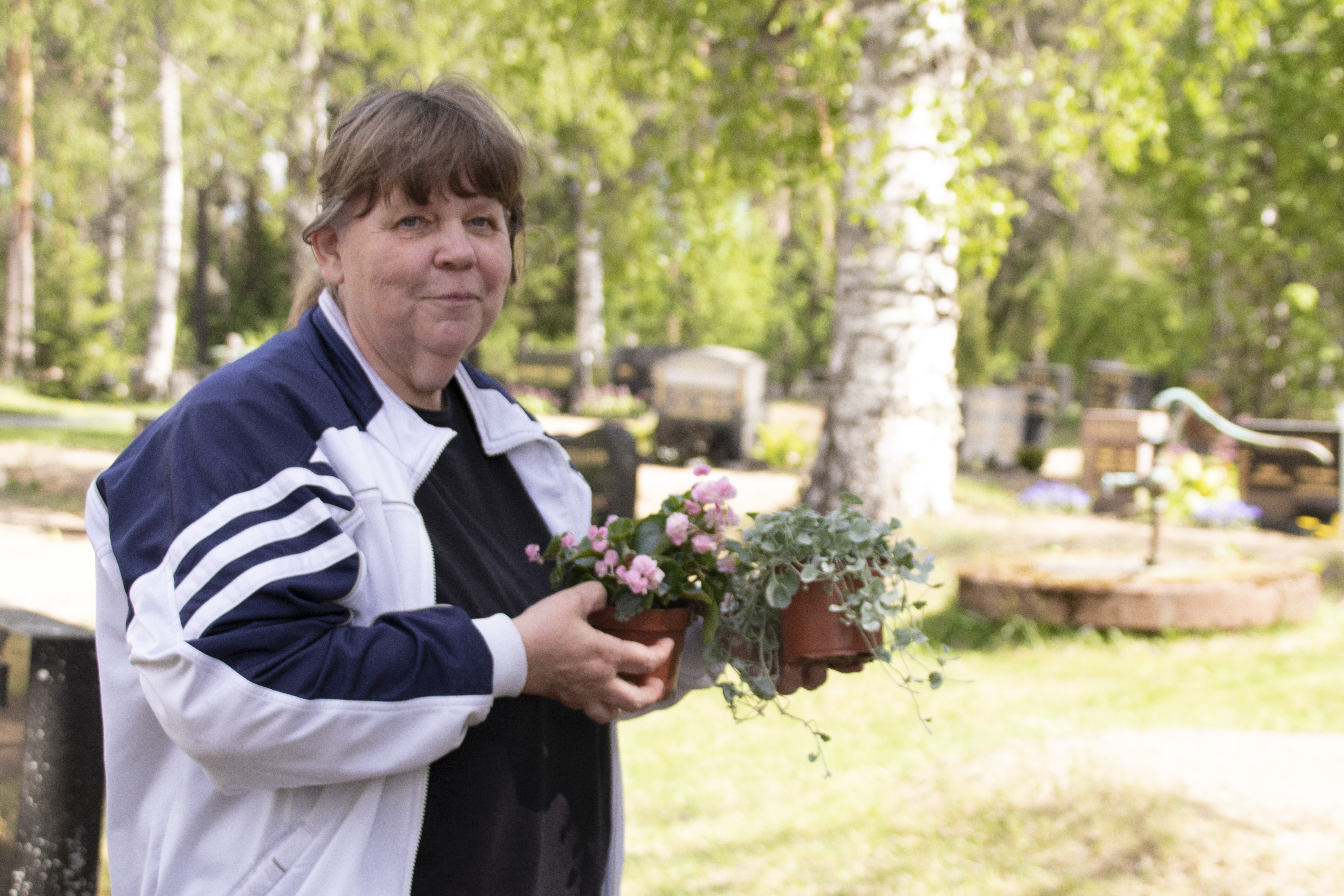 Rantsilassa jo neljättä kesää hautausmaamiljöötä hoitava Ritva Kauppinen muistuttaa, että ilman hoitoa ei mikään kesäkukka menesty. Paahteisina päivinä kukat on kasteltava päivittäin.