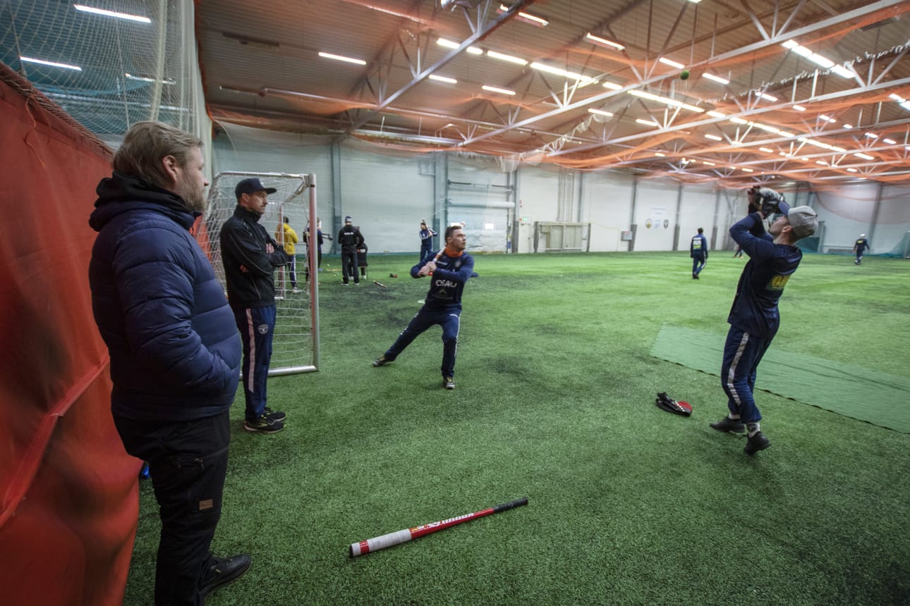 Sami Saloranta (vasemmalla) seurasi joukkueensa harjoituksia lauantaina Kurikkaahantien hallilla. Lyöntivuorossa ollut Sami Haapakoski iski pallon tutkaa kohti 175 kilometrin tuntinopeudella. Salorannan mukaan 180 kilometriä tunnissa on vielä joukkueella ylittämätön raja.