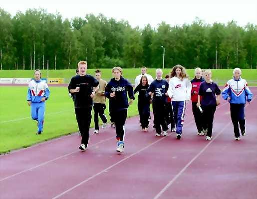 Tiimityöskentelyä. Raahen Vesan nuoret urheilijat muodostavat ryhmän, jossa on tekemisen meininki ja kova tahto nousta huipulle. Etualalla verryttelevät Antti Vainionpää ja Mia Roth ovat jo maassamme ikäluokkansa kärkinimiä.