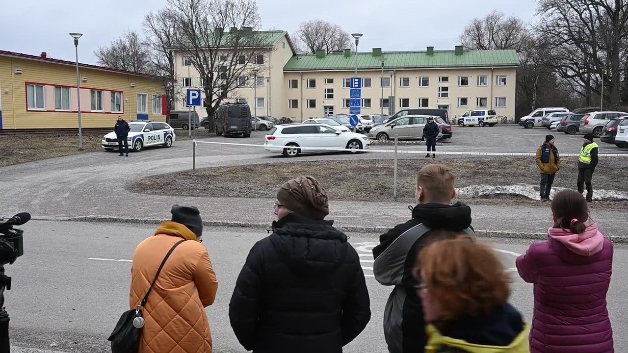 Video: Suuri joukko ihmisiä kerääntyi Viertolan ampumiskoulun edustalle