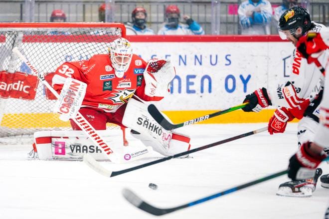 Sport-maalivahti Niko Hovinen sai tililleen syöttöpisteen lauantain JYP-ottelussa. Hovinen syötti Emil Johanssonin tekemän 3–1-maalin. Kuva: Samppa Toivonen / Apollo Photo