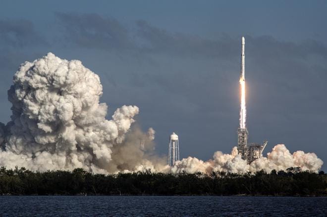 SpaceX:n Falcon Heavy -raketti ampaisi avaruuteen Cape Kennedystä Floridasta 6. helmikuuta. KUVA: CRISTOBAL HERRERA/Epa