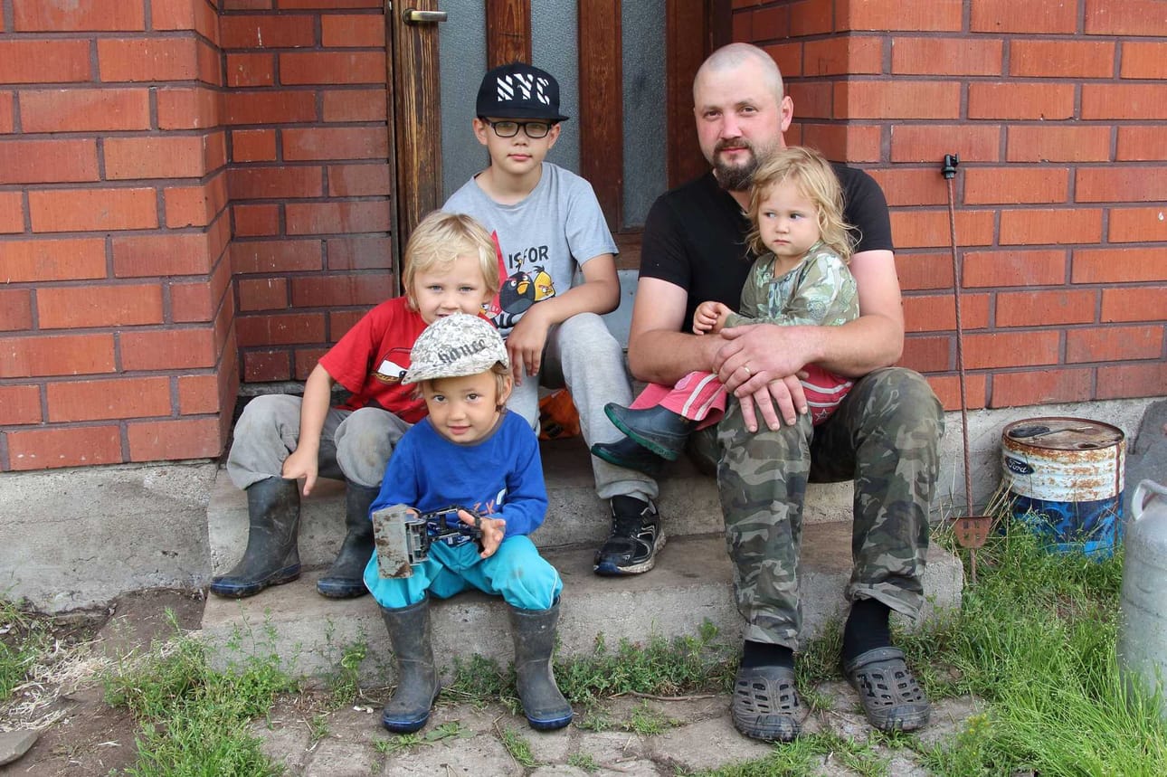 Terhi-äiti on paimenkoirakisassa Rambo-koiran kanssa. Sillä välillä kotiaskareista huolehtivat Heikki-isä Aleksin, Juliuksen, Eemilin ja Stiinan kanssa.