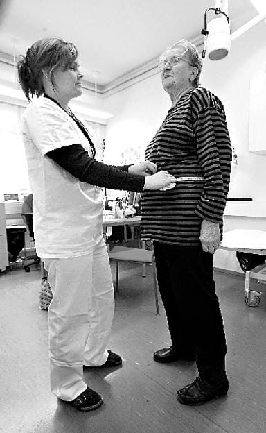 Sairaanhoitaja Minna Kallankari mittaa Hilkka Rantasuomelan vyötärönympärystä Höyhtyän terveysaseman vastaanotolla. Oikea mittauskohta on navan kohdalla.