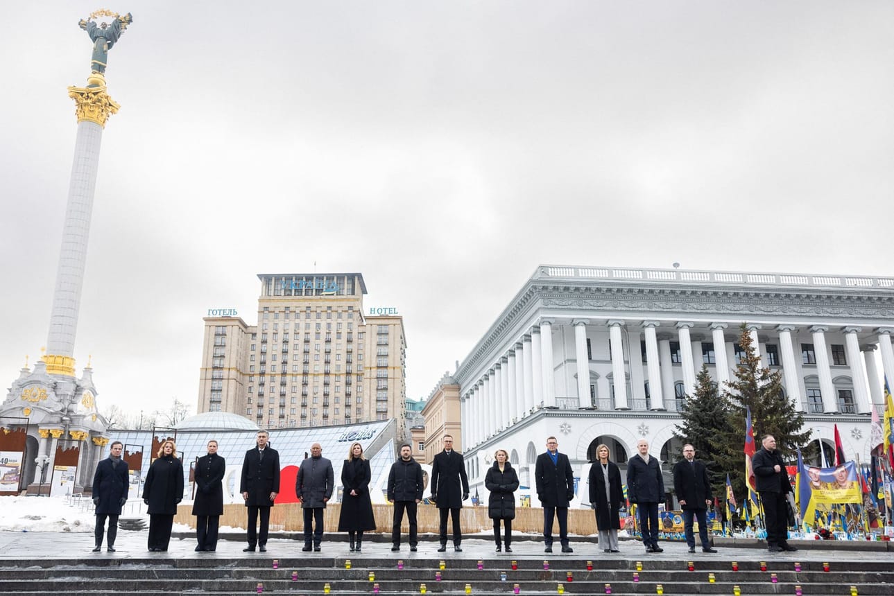 Ukrainan Kiovassa vieraili sodan alkamisen vuosipäivänä 24. helmikuuta lukuisia eurooppalaisia johtajia. Rivistön keskellä presidentti Alexander Stubb sekä Ukrainan presidentti Volodymyr Zelenskyi.