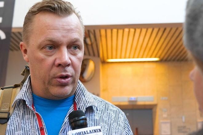 Matkustajat kuvailevat tunnelmiaan ennen keskiviikon lentoa Kap Verdeen. Kuva: Niko Siltaloppi