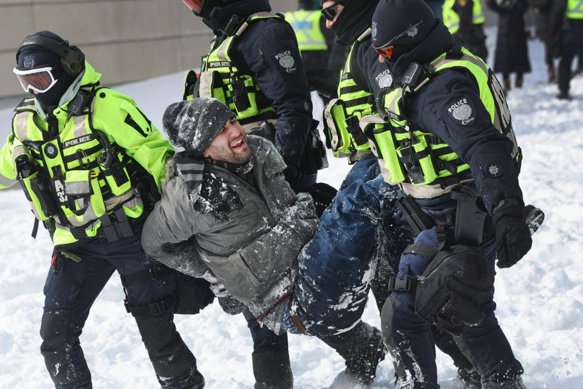 Mielenosoittajat ja poliisi ovat ottaneet yhteen parlamentin lähistöllä. LEHTIKUVA / AFP