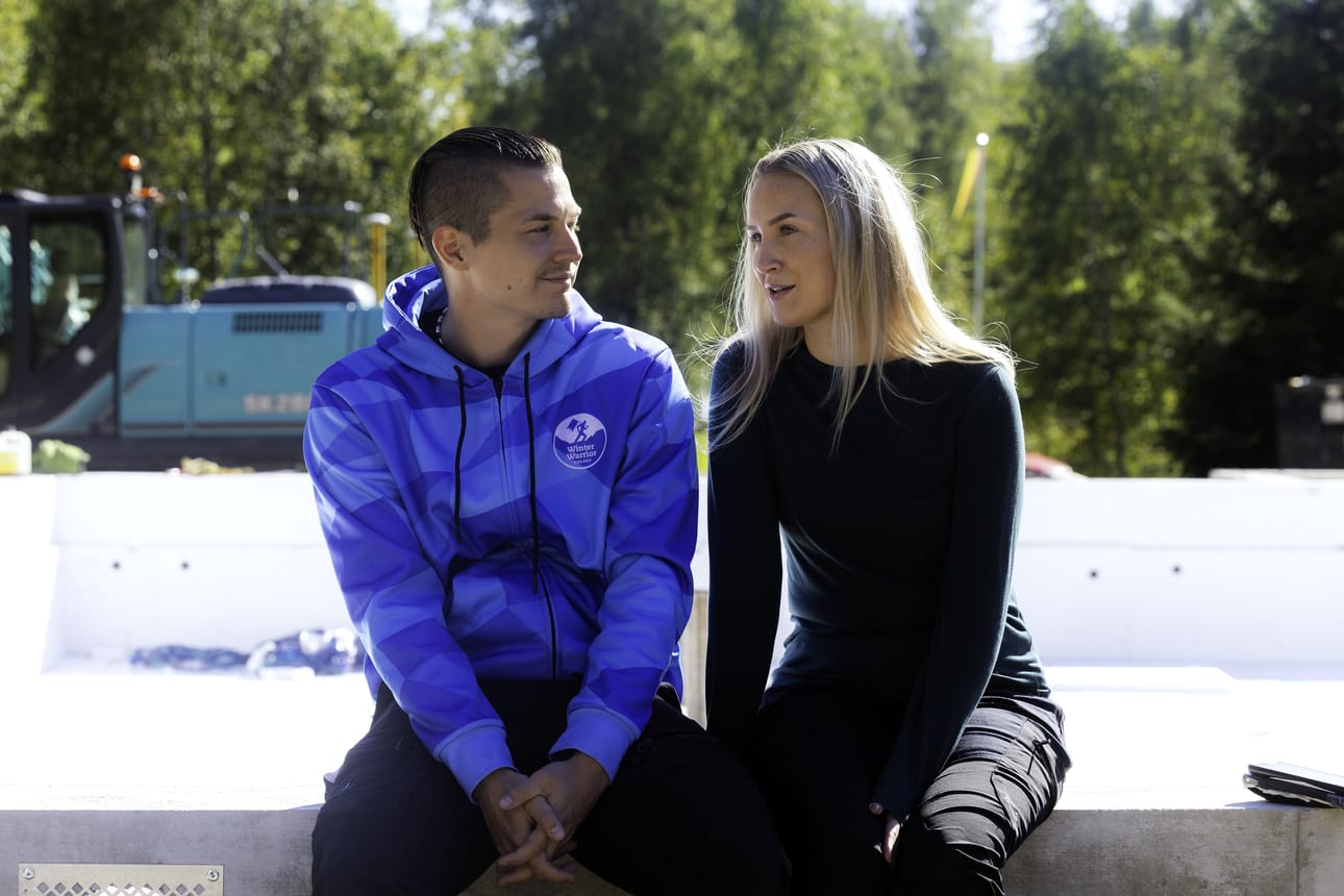 Valkoinen tai valkoisen sävyinen, musta katto ja mustat ikkunanpielet sekä isot ikkunat, Joni Saloranta ja Milla Heino kertovat rakenteilla olevan talonsa ulkopinnoista.