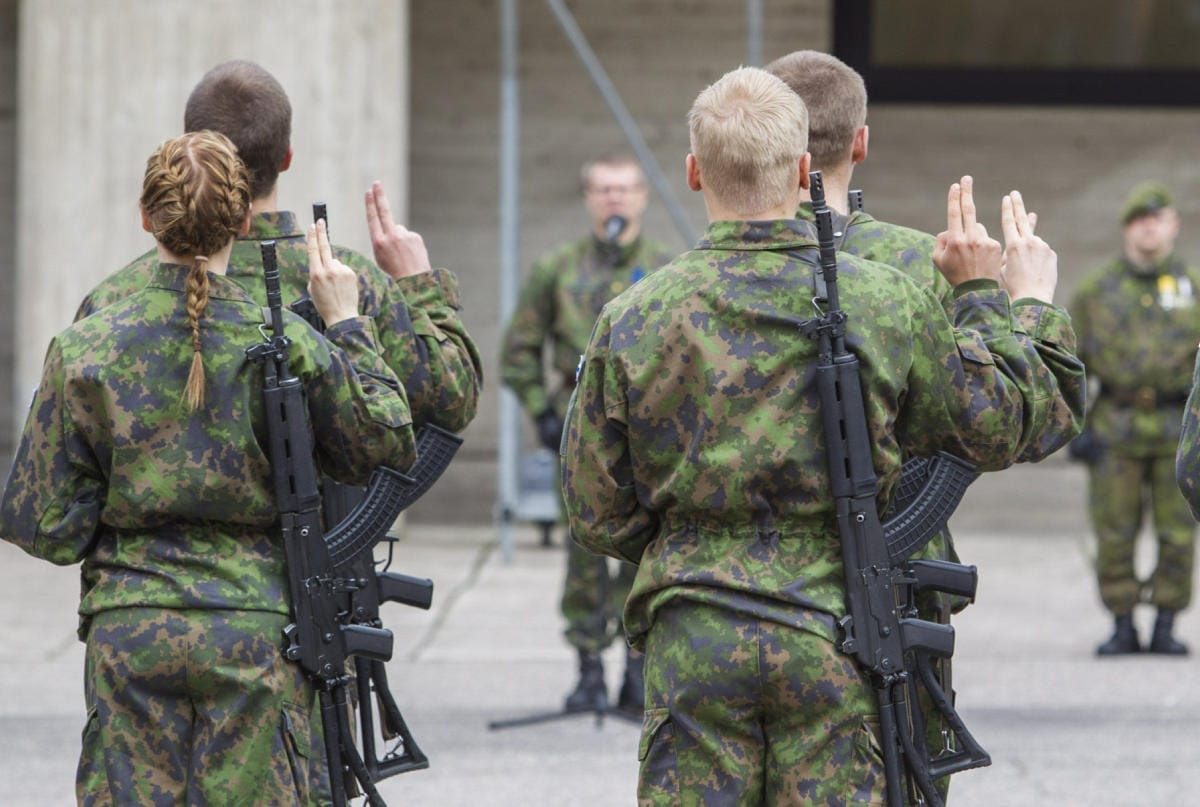 Uuden lain myötä muun muassa naisten oikeutta keskeyttää vapaaehtoinen palvelus lyhennetään 45 vuorokaudesta 30 vuorokauteen palveluksen aloittamisesta. LEHTIKUVA / Kimmo Rauatmaa