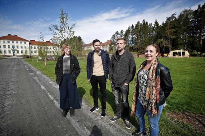 Salla Honkanen, Johannes Karhu, Rami Mäkilaine ja Juulia Soidinaho Piirillä eli Seinäjoen vanhan piirisairaalan alueella. Takana olevalla nurmikentällä nikkaroidaan alueelle nousevaa uutta lavarakennusta. KUVA: TOMI KOSONEN