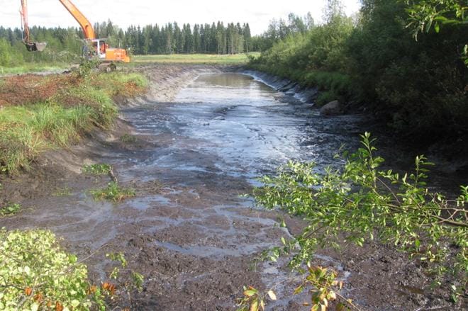 Alavuden Saarijärven kunnostustöiden kuluessa on muun muassa ruopattu Housunlammen laskeutusaltaita. Kuva: Martti Myllymäki
