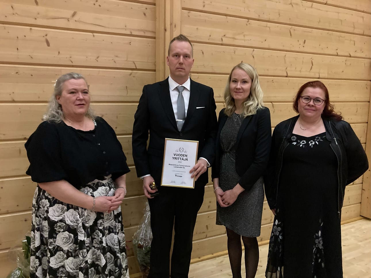 Tapani ja Katariina Lampimäki palkittiin Lehtimäen Yrittäjien juhlassa. Kuvassa myös yrittäjäyhdistyksen pj. Leena Tynjälä ja Alajärven kaupunginhallituksen pj Sari Palmu.