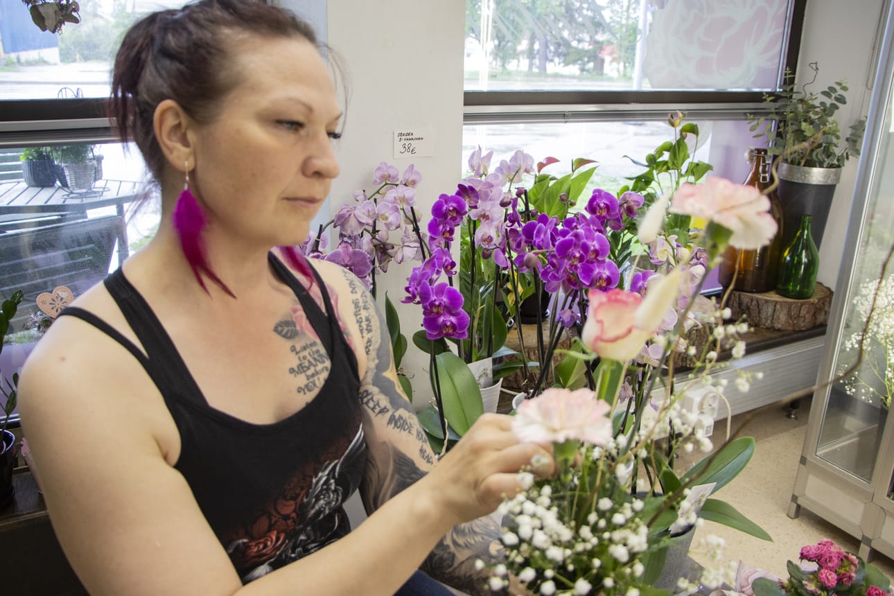 Tiina Lehto ei ole jäänyt laakereilleen, vaikka keho olisi ollut opiskeltua ammattia vastaan. Hevos- ja maatalousalalta lähtenyt työura on edennyt puutarha- ja kukkapuolelle.