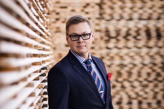 Johtaja Matti Kylävainio sanoo, että kesälomiin mennessä Alajärven uuden tehtaan kapasiteetti on saatu täyskäyttöön. Se tarkoittaa yli 50.000 tukkikuution sahausta kuukausittain. KUVA: KEITELE GROUP
