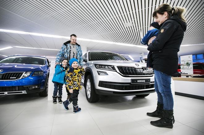 Elias, Luka ja Niklas olivat vanhempiensa Jari Pihlajan ja Laura Kaukosen kanssa keskiviikkona autokaupoilla Seinäjoen Rengastiellä. Aivan vielä ei tuolloin kättä lyöty kaupan merkiksi. KUVAT: KRISTA LUOMA
