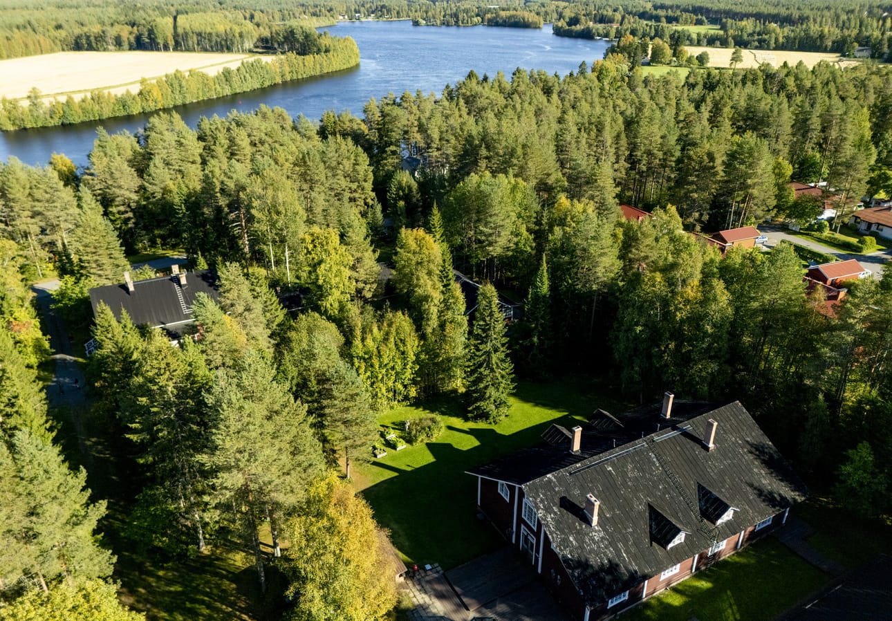 Oulujoen kupeessa sijaitseva alue rakennettiin vuonna 1882 Venäjän armeijan 14. reservikomppanian kasarmiksi. Rakennuksiin kuului muun muassa 800-neliöinen miehistörakennus (kuvassa oikeassa alanurkassa) sekä upseeri- ja aliupseerirakennus, ulkohuone, muona- ja varusvarastoja, sauna, sairastupa, arestihuone sekä ruutikellari.