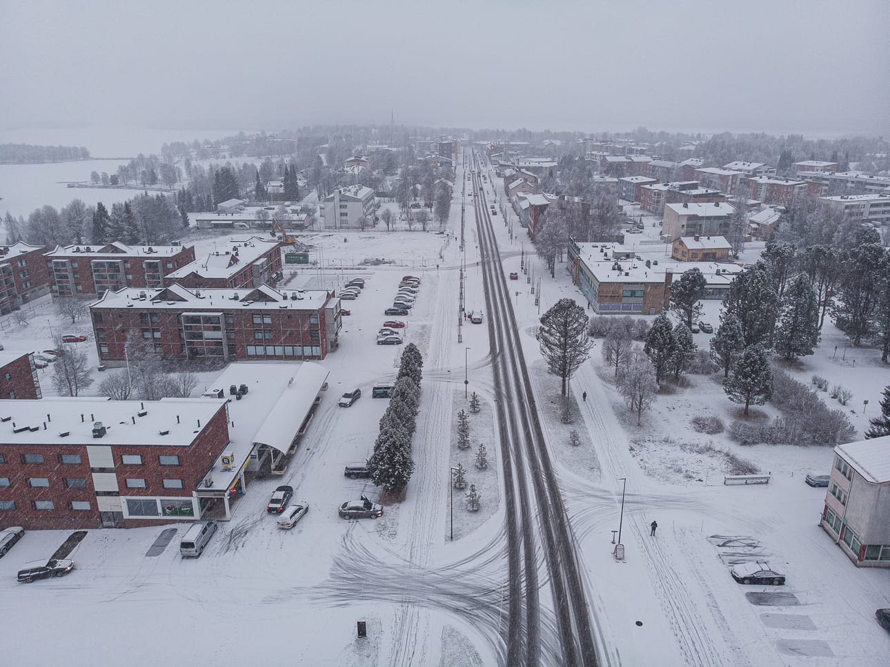 "Ainutlaatuisen luonnon keskellä sykkii aktiivinen ja jatkuvasti kehittyvä monipuolisten palveluiden talousalueen elinvoimainen kaupunkikeskus, jonka palvelut vastaavat keskikokoisen kaupungin palvelutasoa", Kuusamon kaupunki markkinoi Kuntarekryssä. Kuva keskustaajamasta pitkin Kitkantietä on lokakuulta 2022.