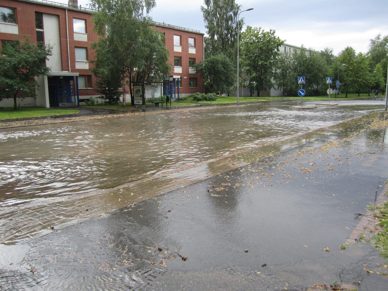 Länsi-Tuirassa vesi nousi kadulle.