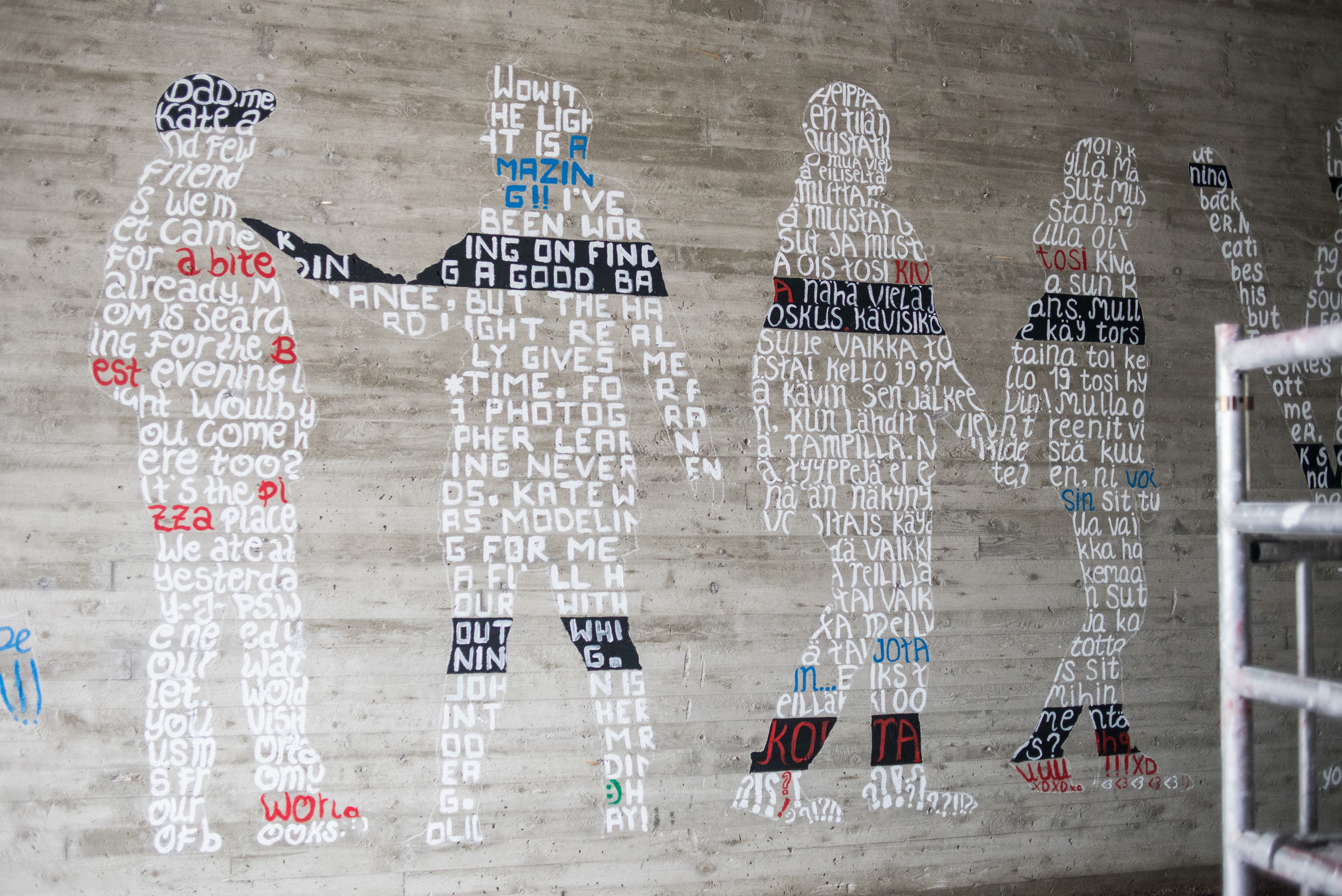Seinään päätettiin jättää suuri PINE-graffiti, ja ottaa se osaksi teosta. Yksi hahmoista ponnistaa graffitin päälle, ja sen seuraksi tehdään graffitilla istuvia hahmoja.