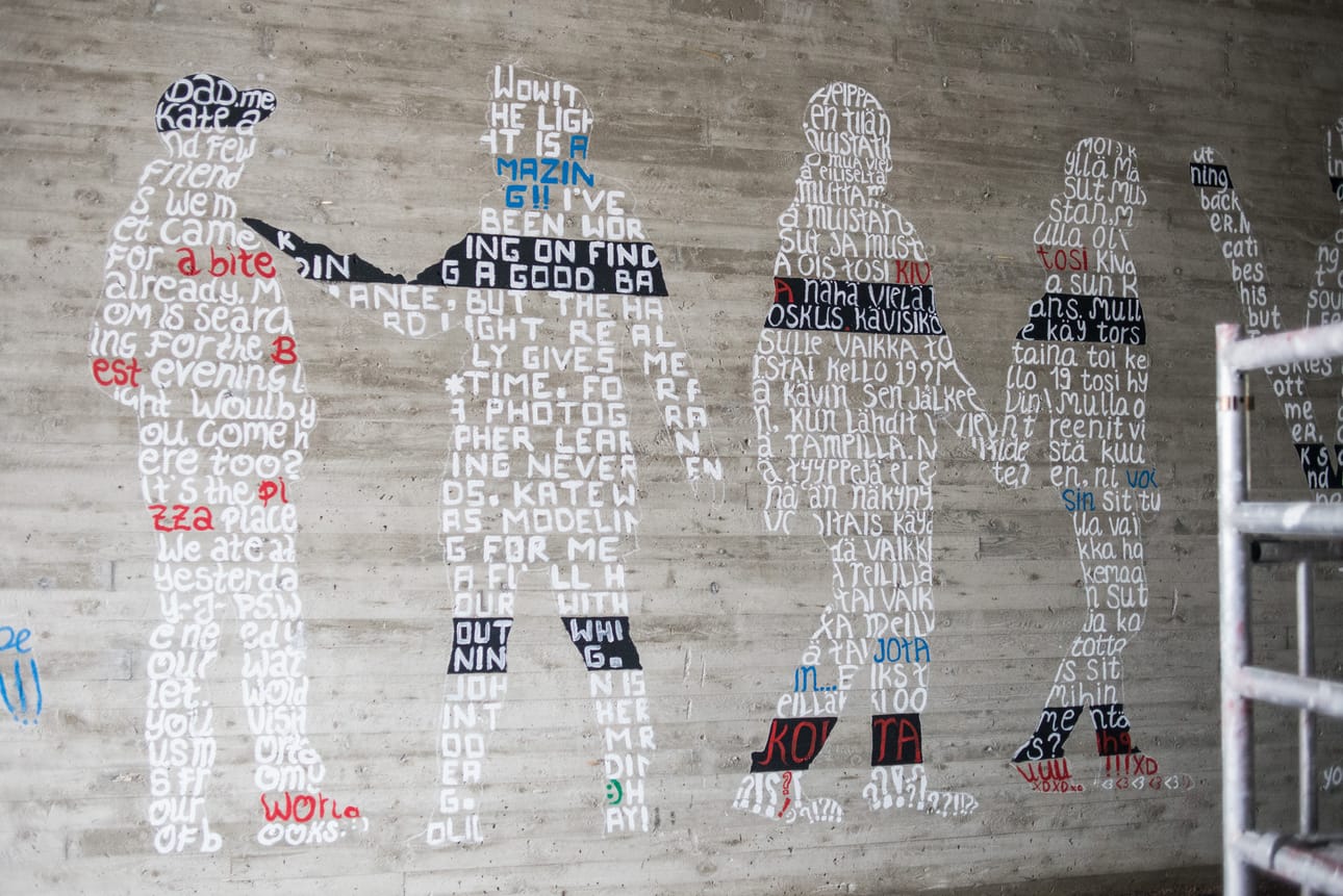 Seinään päätettiin jättää suuri PINE-graffiti, ja ottaa se osaksi teosta. Yksi hahmoista ponnistaa graffitin päälle, ja sen seuraksi tehdään graffitilla istuvia hahmoja.