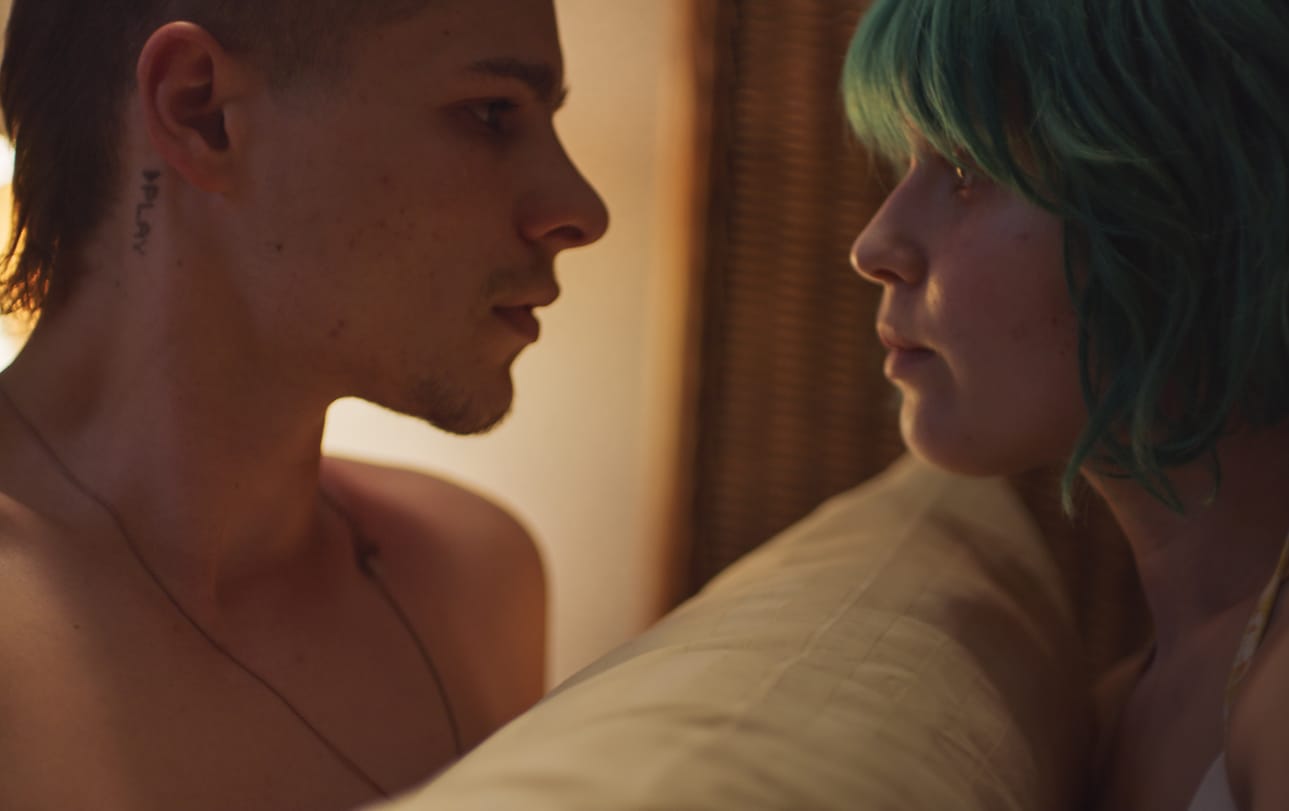 Mosesin (Toby Wallace) ja Millan (Eliza Scanlen) rakkaudella on taakkansa.