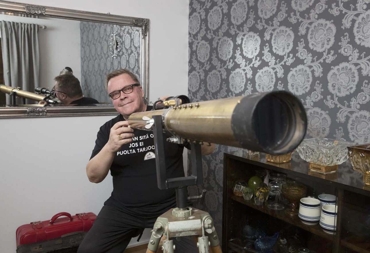 Matti Laasonen ottaa selvää tavaroiden taustoista, että hänellä olisi niille tarinoita.