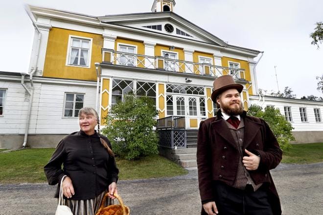 Kirsti Mäkelä ja Samuli Koskela esiintyvät Vain kartano on pysyvää -näytelmässä. Kartanonäytelmä järjestetään tänä kesänä viimeistä kertaa. KUVA: JOUKO HÄNNINEN