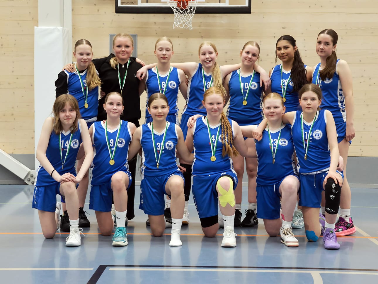 Vedon 14-vuotiaat tytöt voittivat Keskisen alueen 2-divisioonan mestaruuden Alajärvellä.