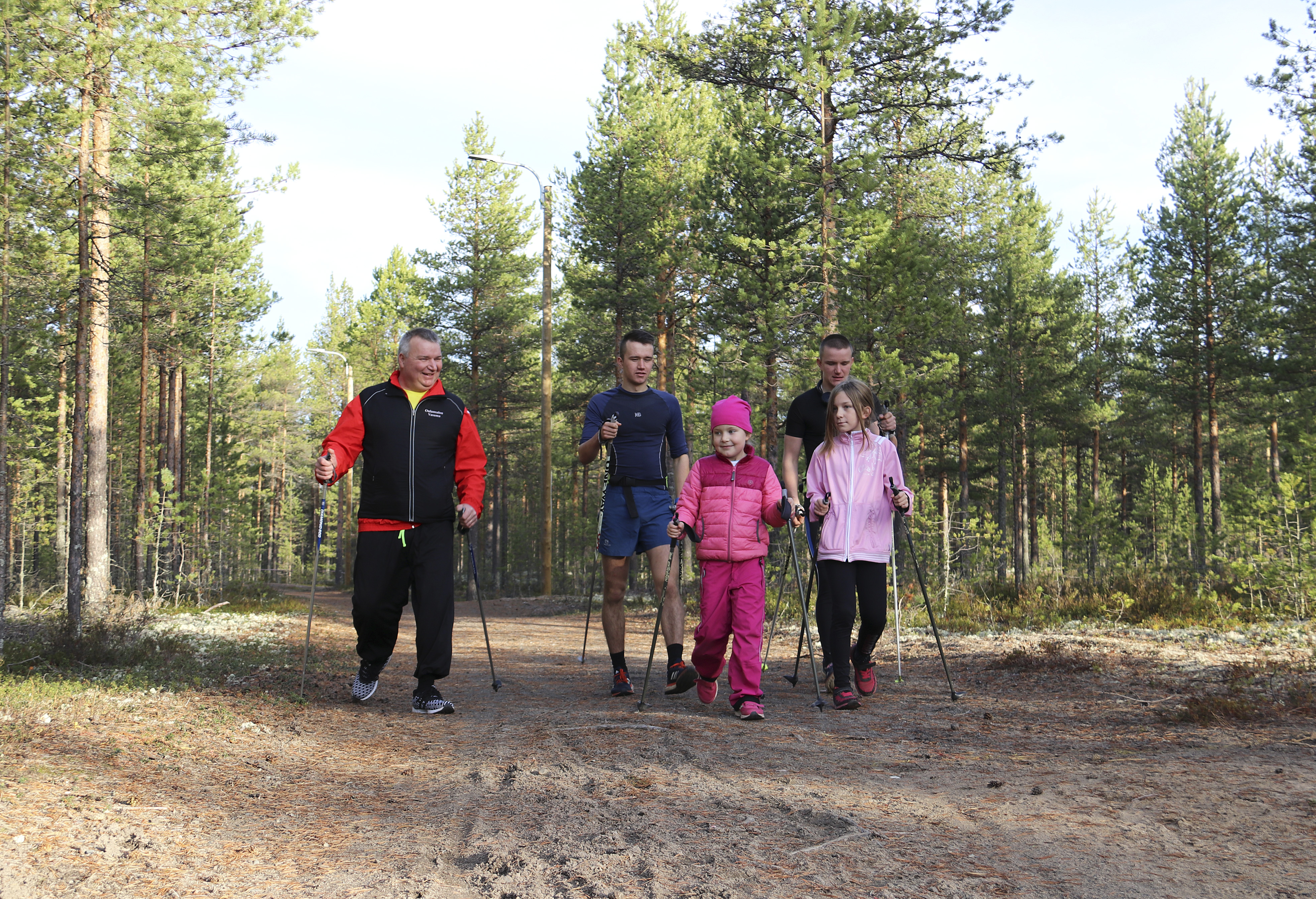 Sauvakävely on hyvää ja monipuolista liikuntaa, jota voi harrastaa vaikka koko perheellä. Vasemmalta Olli-Pekka,     Jaakko, Rosa, Edvard ja Miia Kotajärvi.