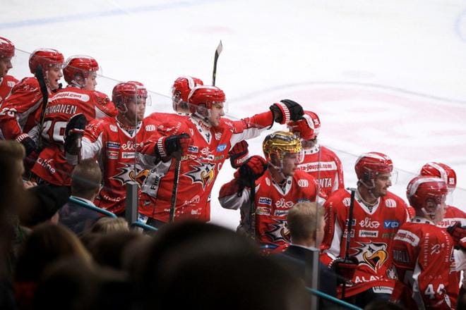 Tässä vaiheeessa Sportilla oli vielä kaikki hyvin ja joukkue tuuletti maalia. Kuva: Paula Kaskimaa